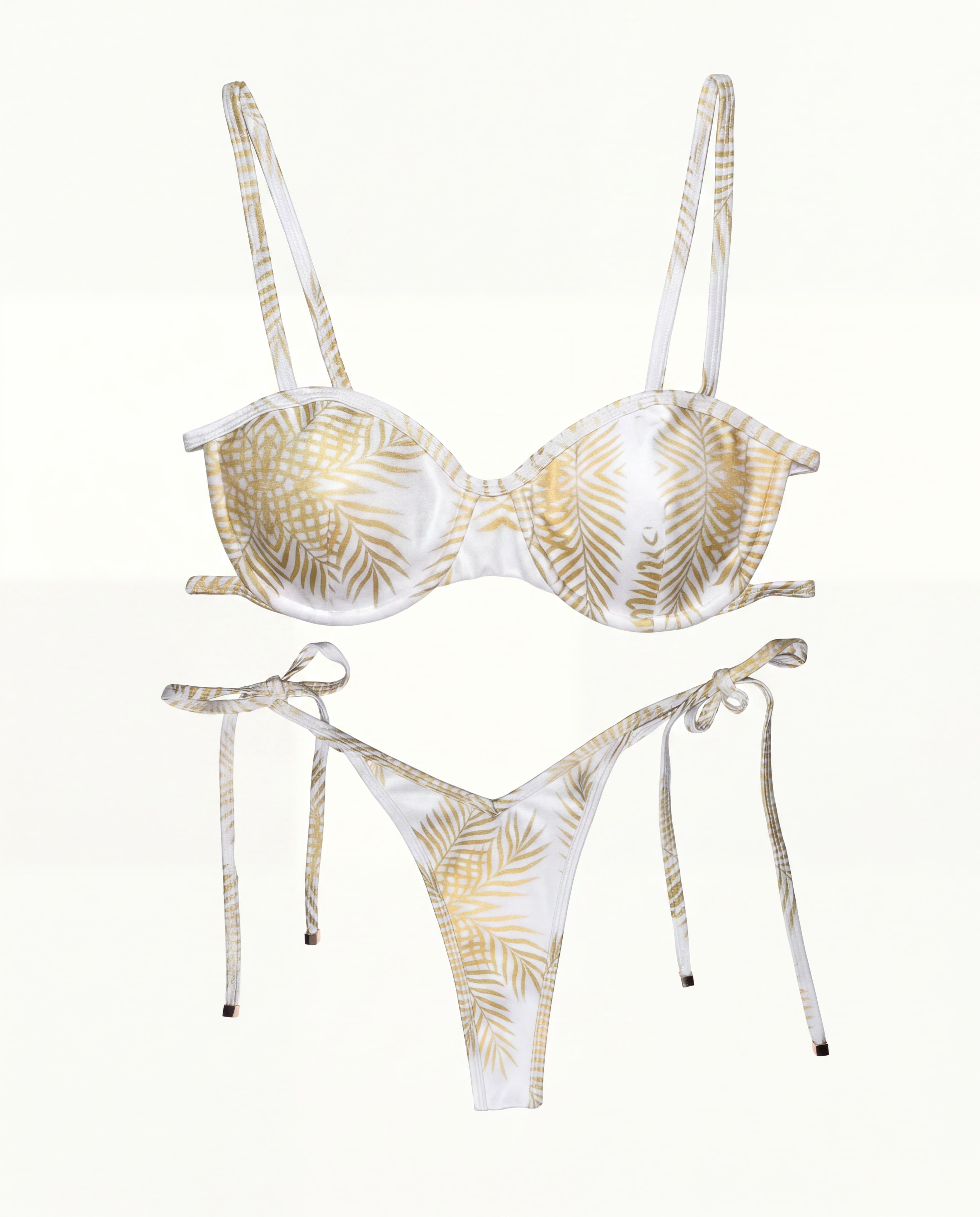 Conjunto de bikini Cannes Lumière blanco con estampado de hojas de palmera doradas, top balconette y braga de atado lateral, colección Riviera de Leonika Swimwear
